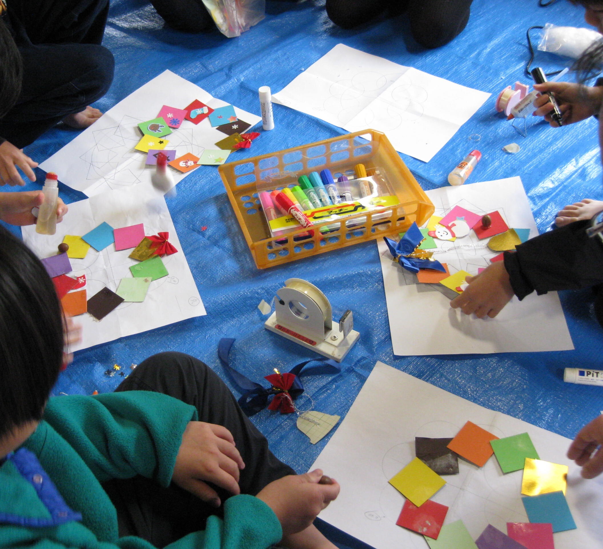 �Q�O�Q�T�|12���Y�[���V�A�ƃN���X�}�X<BR>�F�ňꏏ�ɃN���X�}�X���[�X�����܂���